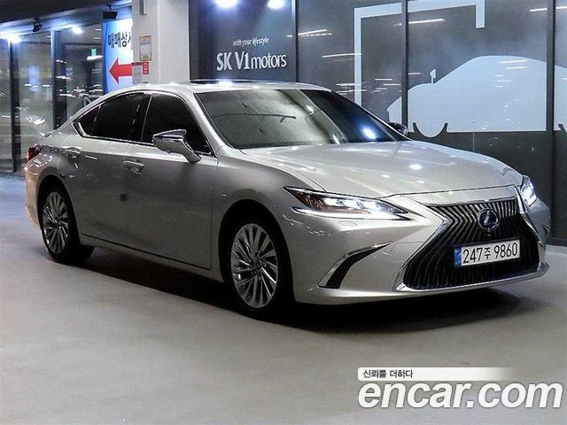 Lexus ES 2019 — photo 1