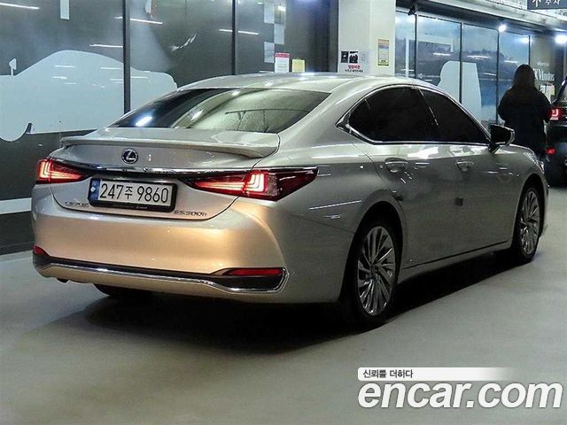 Lexus ES 2019 — photo 2