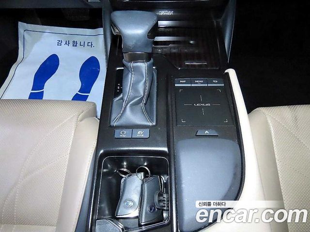 Lexus ES 2019 — photo 9