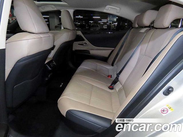 Lexus ES 2019 — photo 10