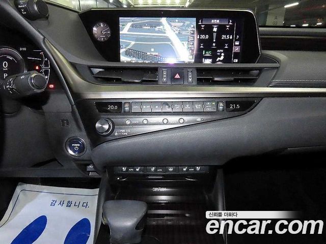 Lexus ES 2019 — photo 11