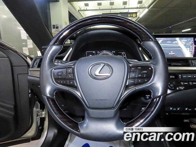 Lexus ES 2019 — photo 12