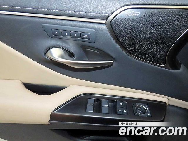 Lexus ES 2019 — photo 13
