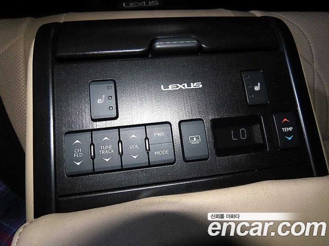 Lexus ES 2019 — photo 14