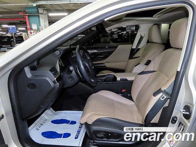 Lexus ES 2019 — photo 19