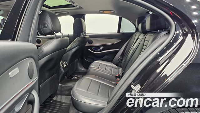 Mercedes-Benz E-Class 2018 — photo 19