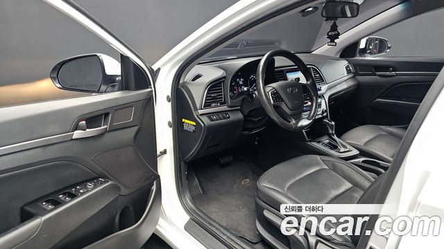 Hyundai AVANTE 2017 — photo 16