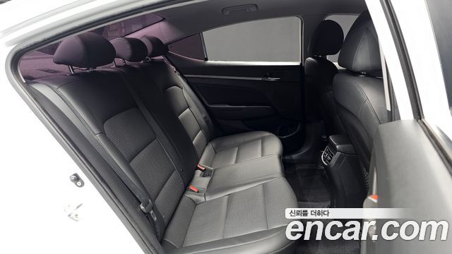 Hyundai AVANTE 2017 — photo 17