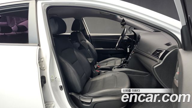 Hyundai AVANTE 2017 — photo 18