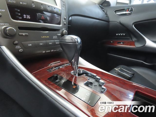 Lexus IS 2008 — photo 11