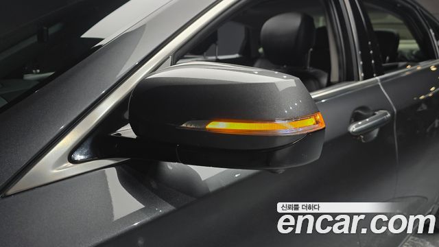 Genesis G80 2017 — photo 32