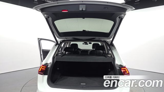 Volkswagen Tiguan 2018 — photo 24
