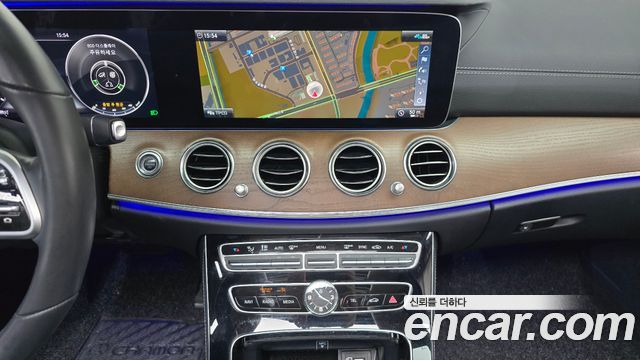 Mercedes-Benz E-Class 2020 — photo 18