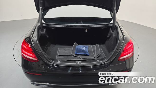 Mercedes-Benz E-Class 2020 — photo 23