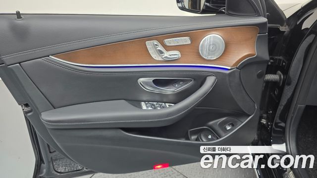 Mercedes-Benz E-Class 2020 — photo 14