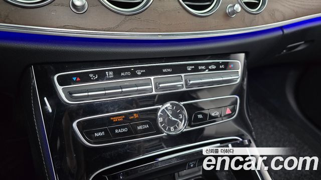 Mercedes-Benz E-Class 2020 — photo 34