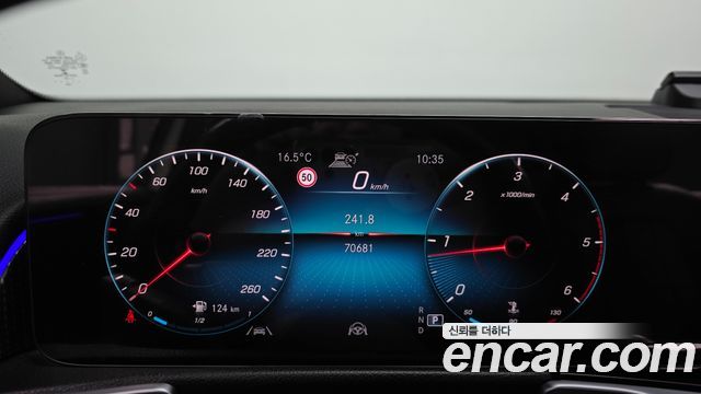 Mercedes-Benz GLB-Class 2022 — photo 8