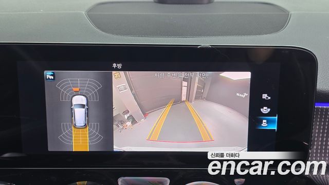 Mercedes-Benz GLB-Class 2022 — photo 16