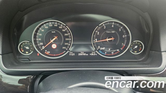 BMW 5-Series 2014 — photo 9