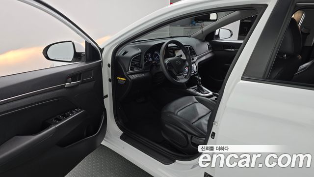 Hyundai AVANTE 2017 — photo 10