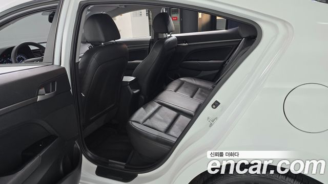 Hyundai AVANTE 2017 — photo 11