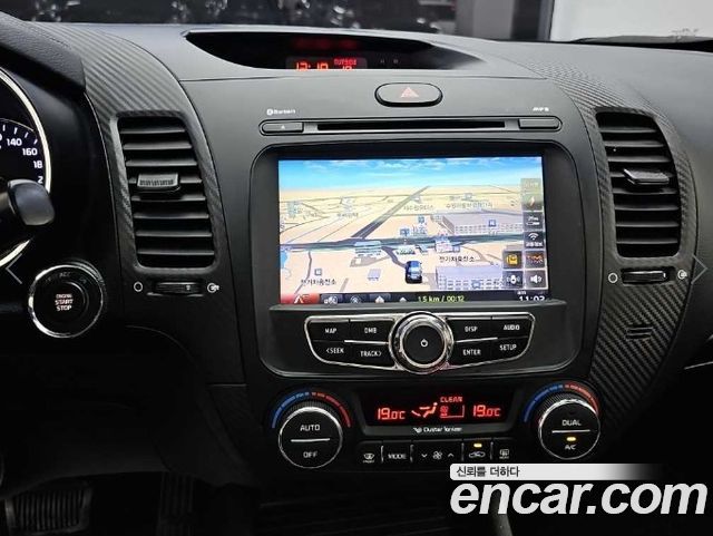 Kia K3 2015 — photo 10