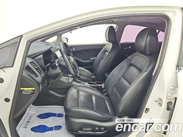 Kia K3 2015 — photo 11