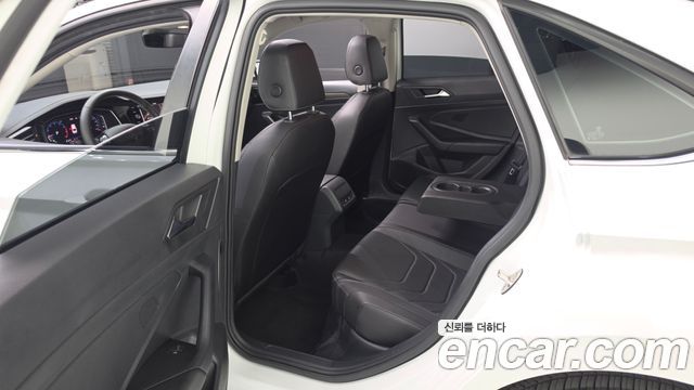 Volkswagen Jetta 2021 — photo 17