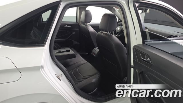 Volkswagen Jetta 2021 — photo 18