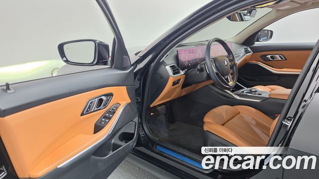 BMW 3-Series 2023 — photo 10