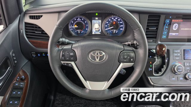 Toyota Sienna 2015 — photo 13