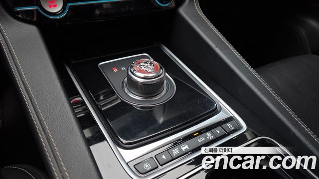 Jaguar F-PACE 2018 — photo 9