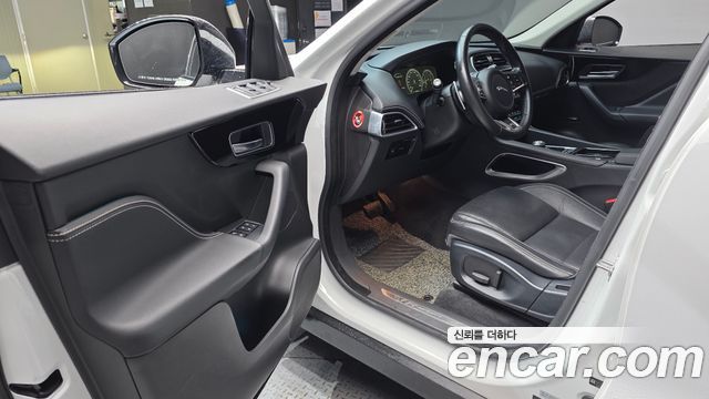 Jaguar F-PACE 2018 — photo 10