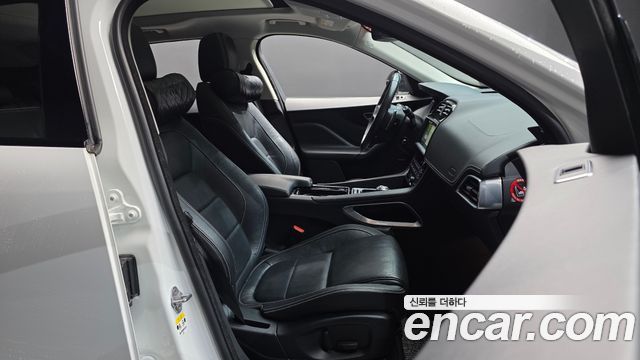 Jaguar F-PACE 2018 — photo 11