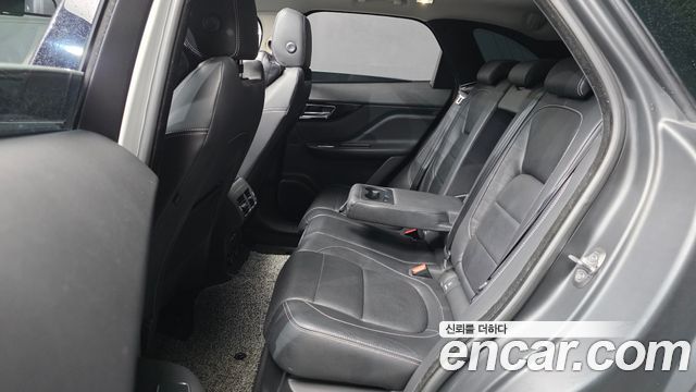 Jaguar F-PACE 2018 — photo 12