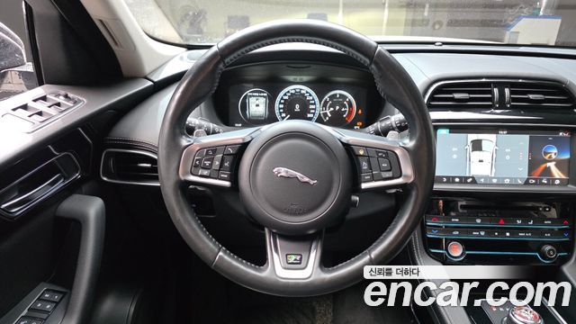 Jaguar F-PACE 2018 — photo 13
