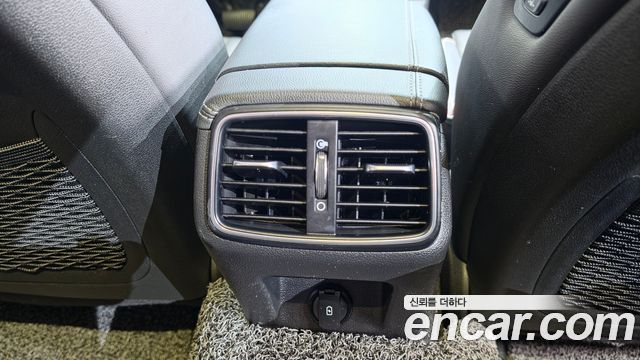 Genesis G70 2018 — photo 25