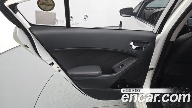 Kia K3 2013 — photo 15
