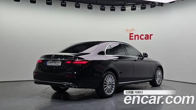 Mercedes-Benz E-Class 2023 — photo 2