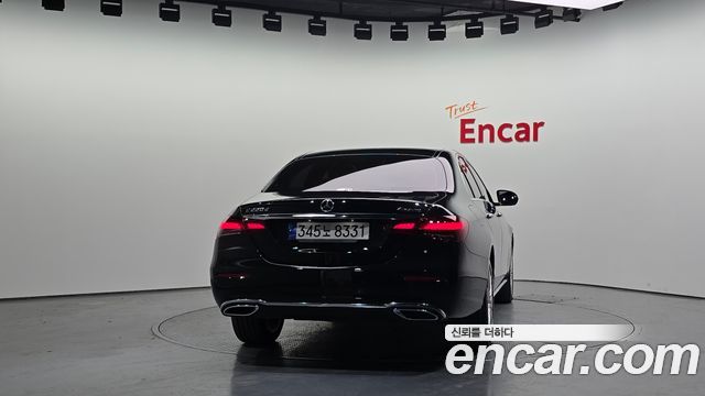 Mercedes-Benz E-Class 2023 — photo 4