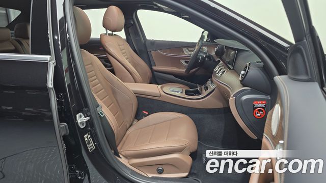 Mercedes-Benz E-Class 2023 — photo 10