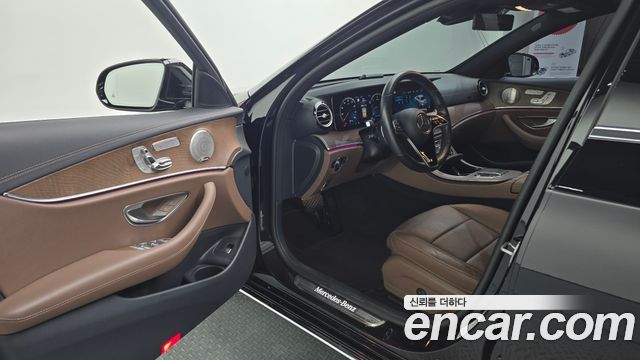 Mercedes-Benz E-Class 2023 — photo 11
