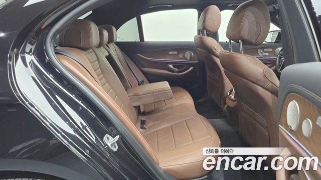 Mercedes-Benz E-Class 2023 — photo 12
