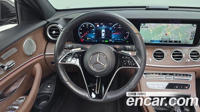 Mercedes-Benz E-Class 2023 — photo 13