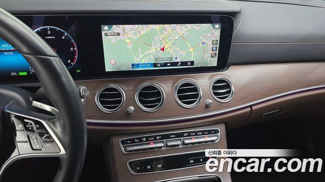 Mercedes-Benz E-Class 2023 — photo 14