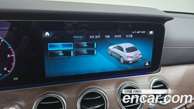 Mercedes-Benz E-Class 2023 — photo 16