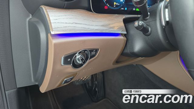 Mercedes-Benz E-Class 2023 — photo 18
