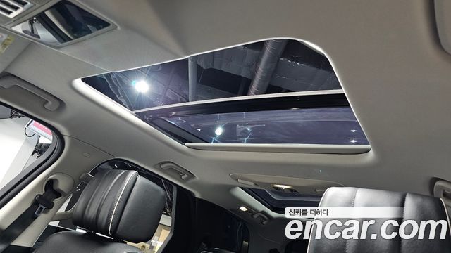Land Rover Discovery 2019 — photo 24