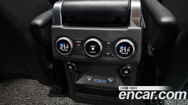 Land Rover Discovery 2019 — photo 25