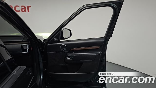 Land Rover Discovery 2019 — photo 14